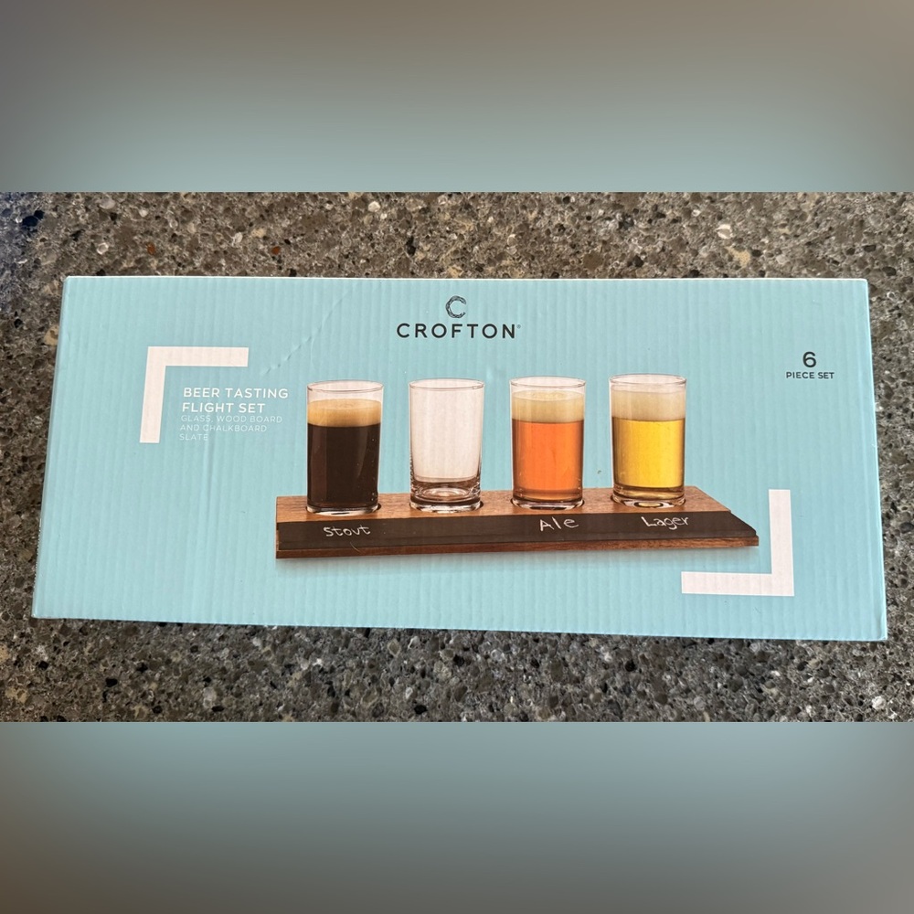 Crofton NIB Beer Tasting Flight Set  4 Glasses 6 Pieces With Wood Board & Slate